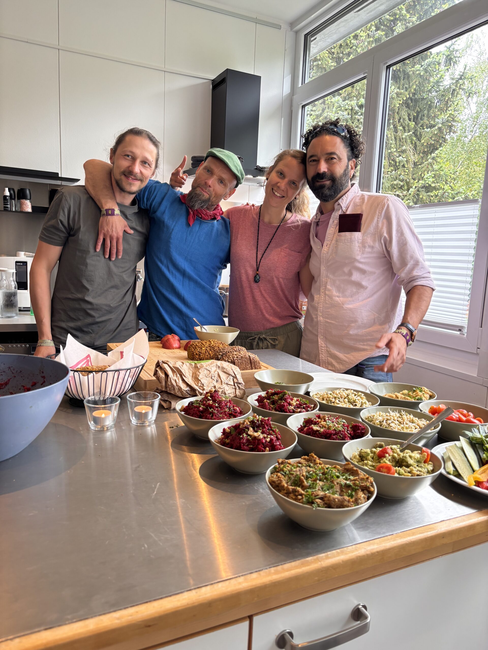 Team bei der Vorbereitung der ketogenen Speisen Team bei der Vorbereitung der ketogenen Speisen